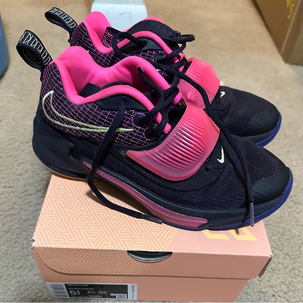 Nike basketball shoes  (Greek) Freak 3, size 5.5Y,  Giannis Antetokounmpo
